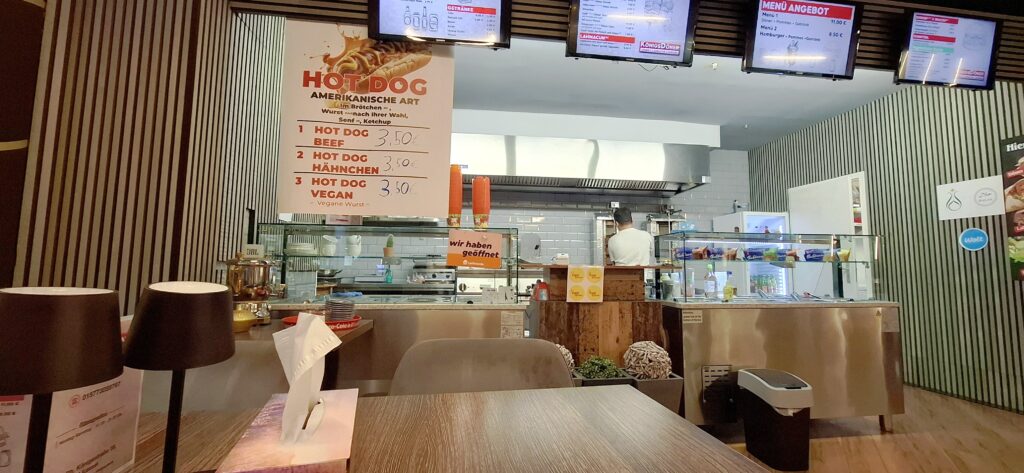 Königsdöner – Mitte | Kassel Imbiss innen1 1024x473